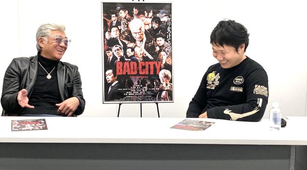 『BAD CITY』主演の 小沢仁志 さんと 園村健介 監督の2ショットインタビューが掲載されています